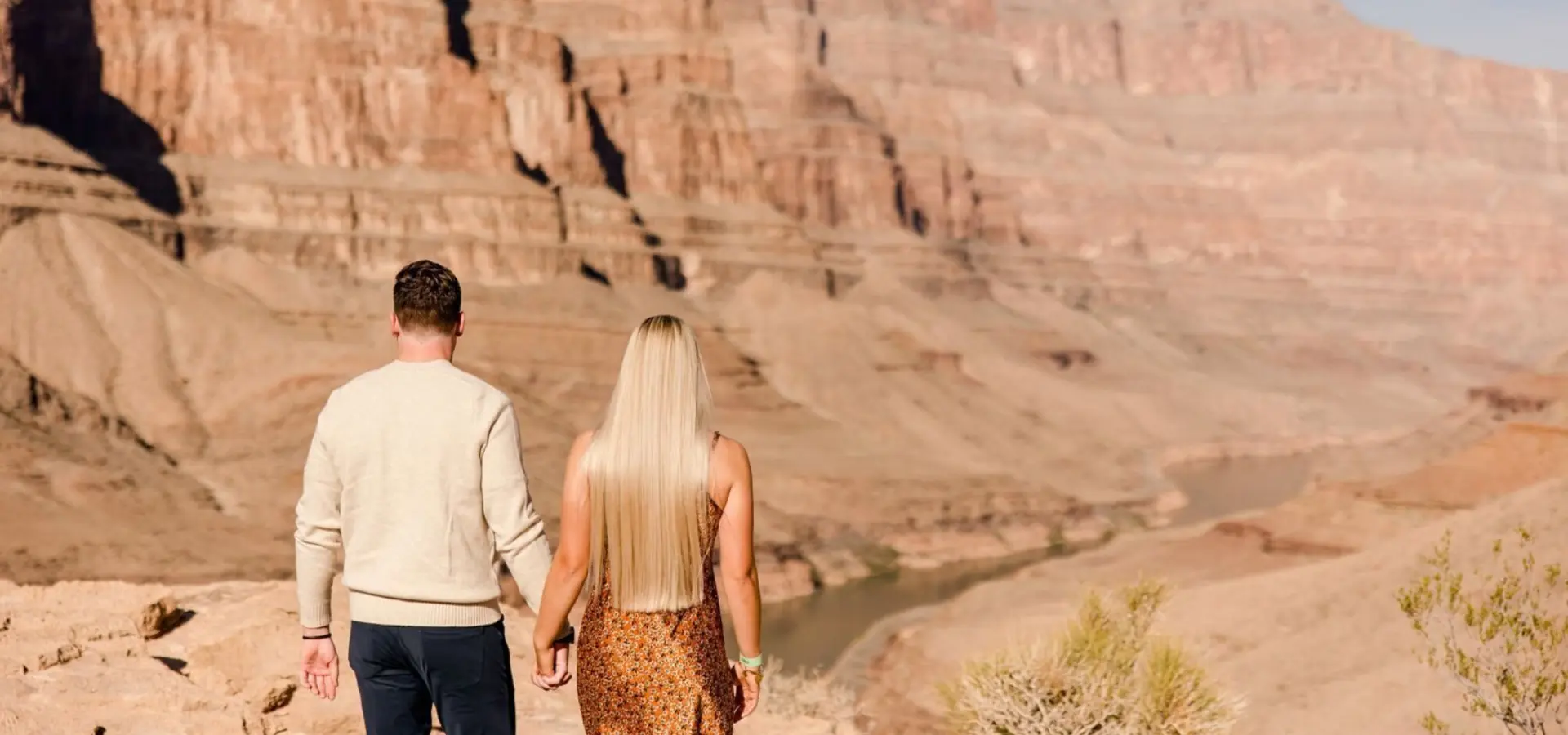 Rs16515 couple walking bottom grand canyon