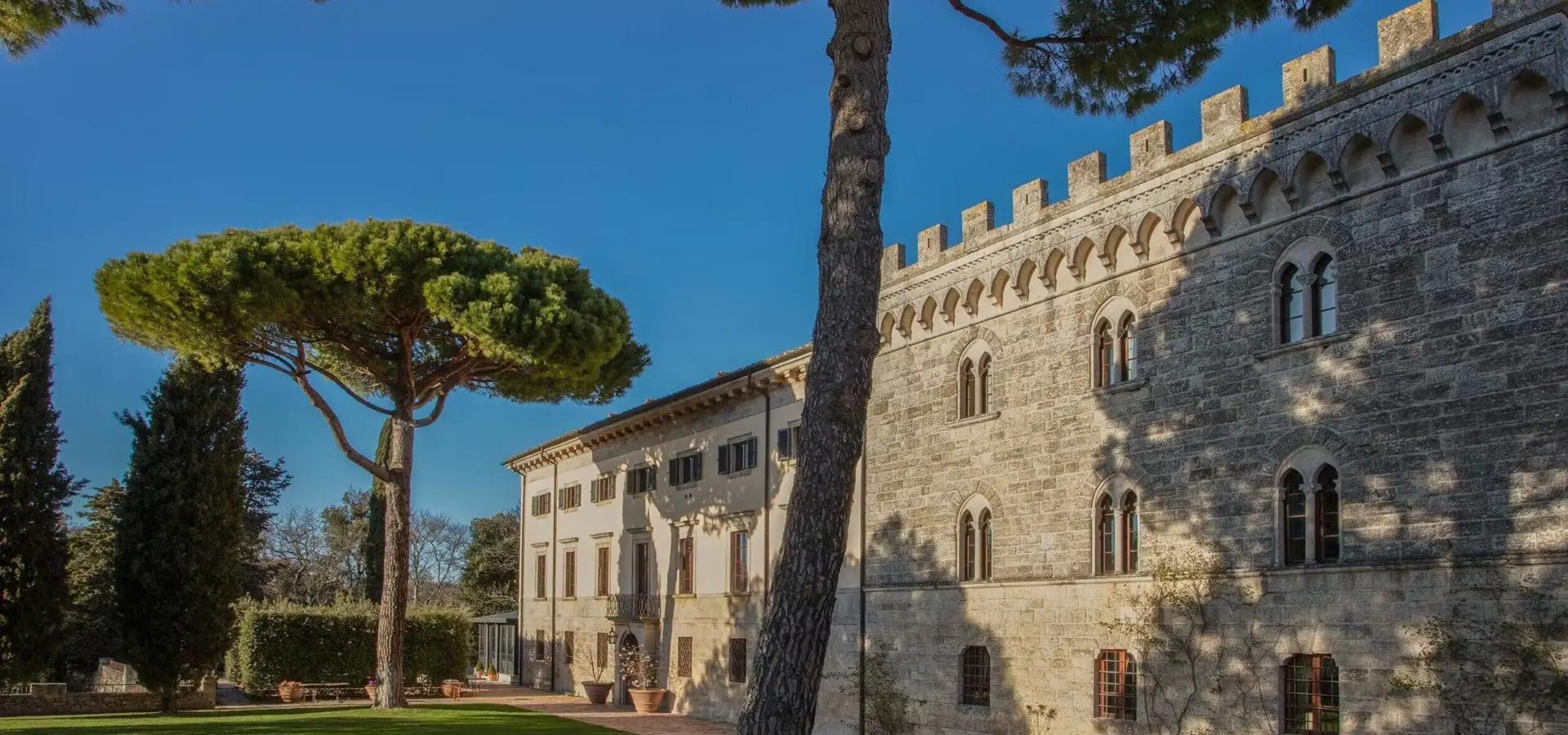 230327frontofhotel 009