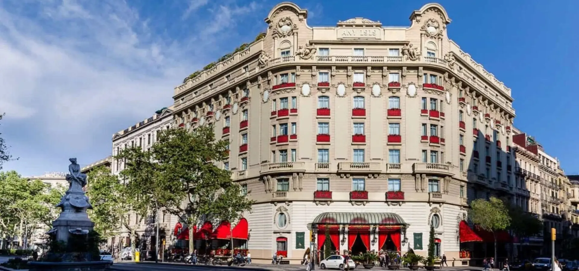 Facade hotel el palace barcelona thigh