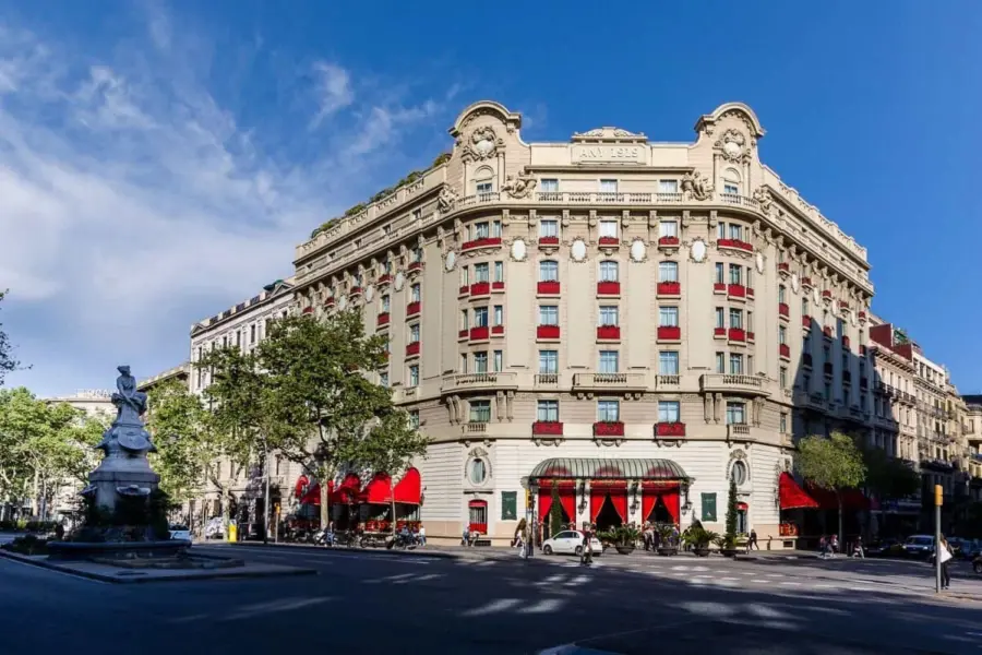 Facade hotel el palace barcelona thigh