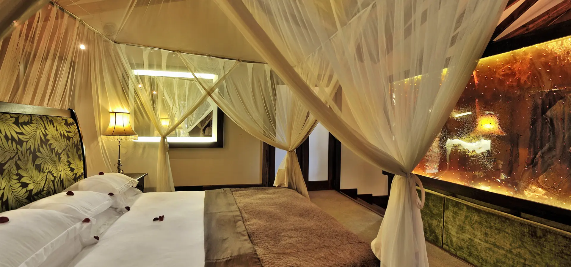 Plantation suite bed