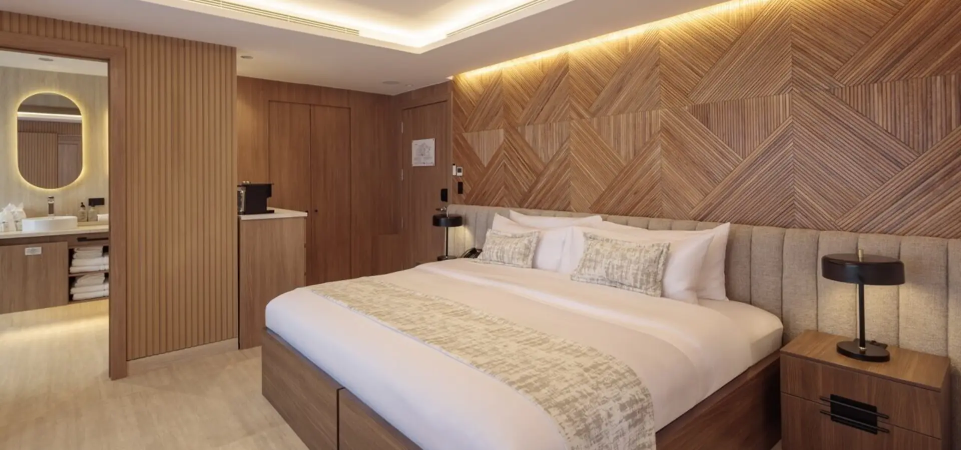 King suite hermes galapagos mega catamaran