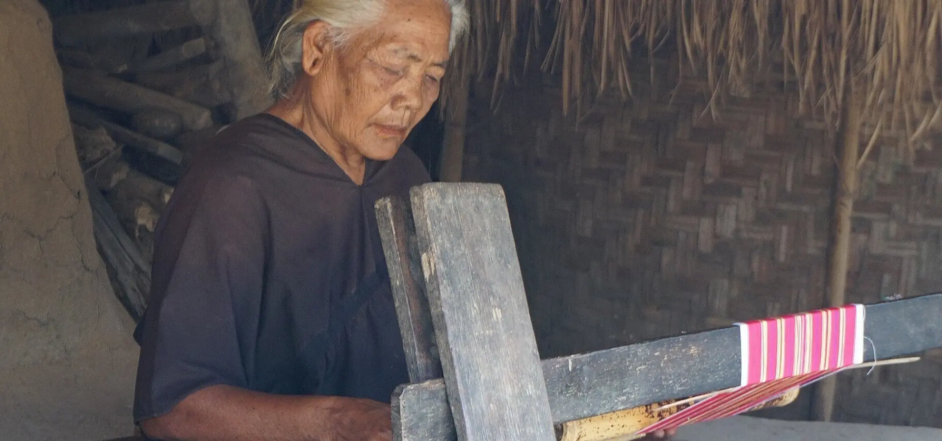1824px seorang nenek suku sasak sedang menenun sasaknese old woman weaving