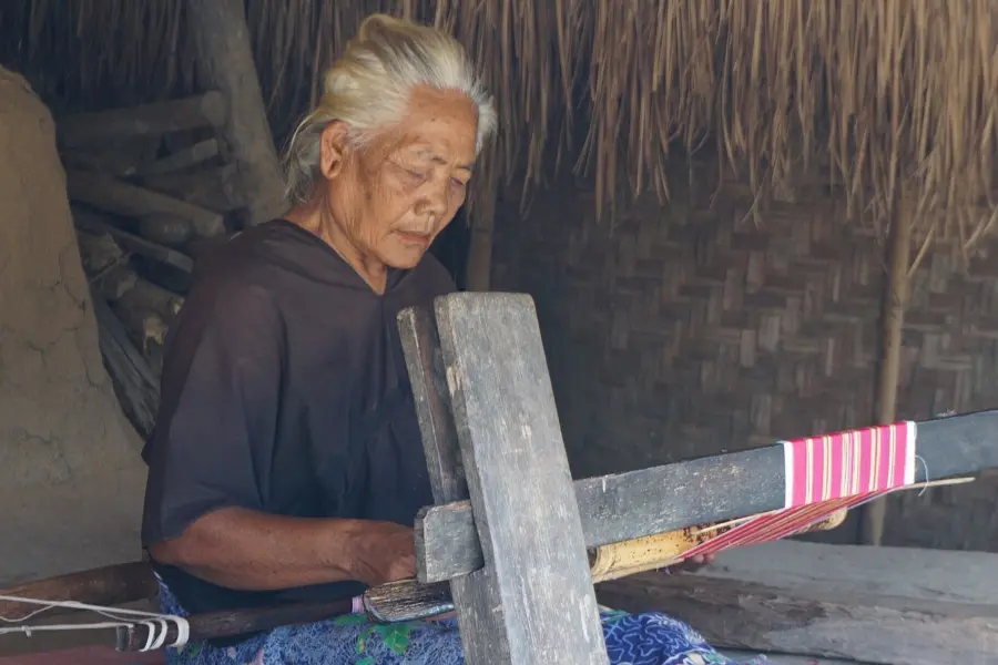 1824px seorang nenek suku sasak sedang menenun sasaknese old woman weaving