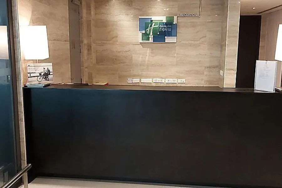 Holiday inn express new delhi 7221652910 2x1