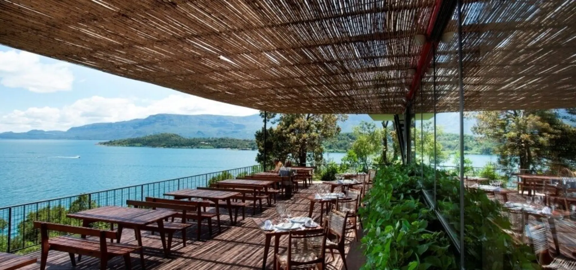 Terraza del restaurant parque antumalal 4 hotel antumalal pucon jpg 1024x0
