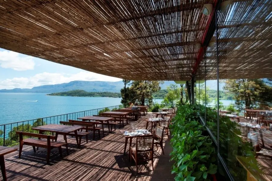 Terraza del restaurant parque antumalal 4 hotel antumalal pucon jpg 1024x0
