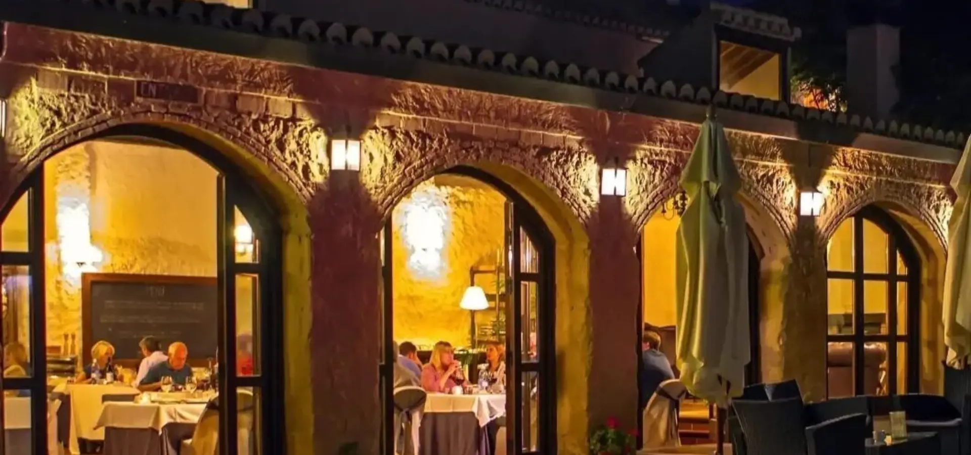1747665826744 Imagen exterior restaurante con balcon abierto