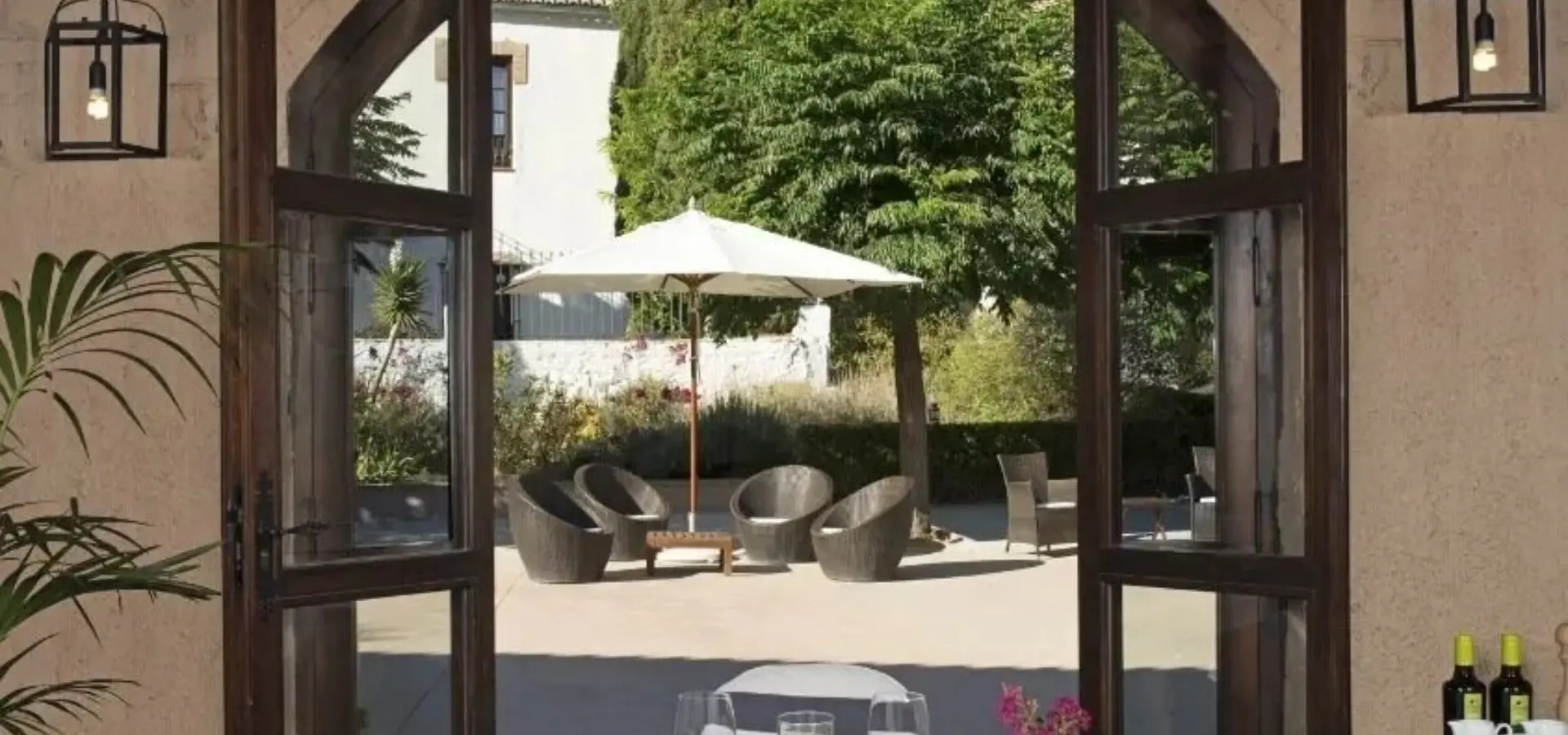 1747665826746 imagen puertas al jardin abiertas con mesa para dos personas 1