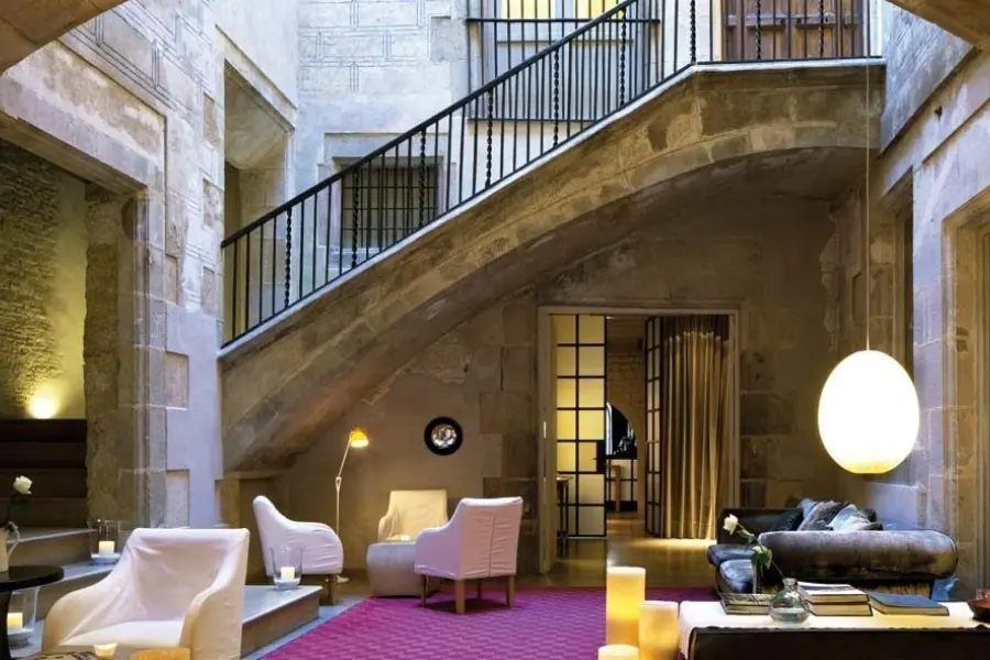 1200x590 fill 04 sofas galeria hotel neri