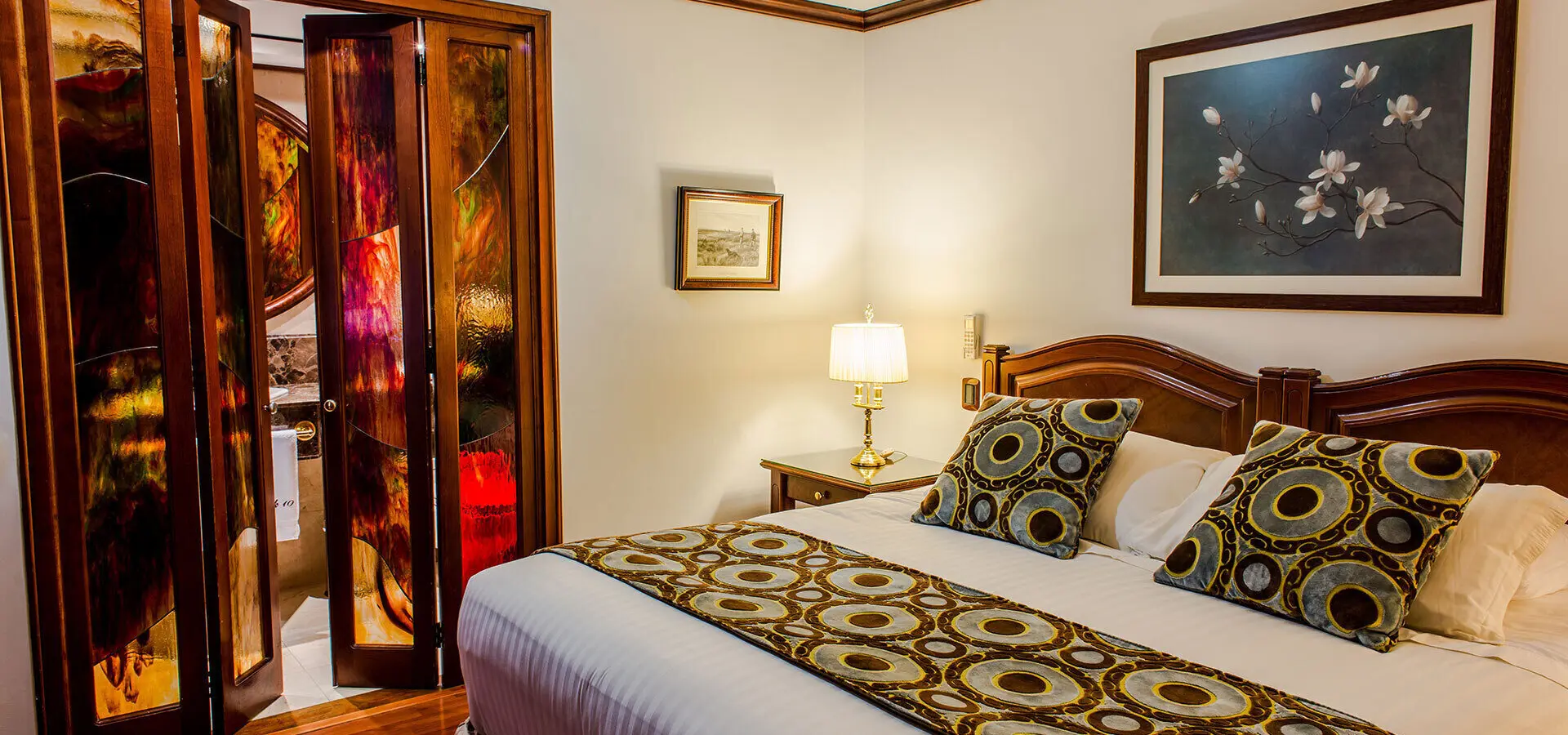 Luxury queen colombia hotel