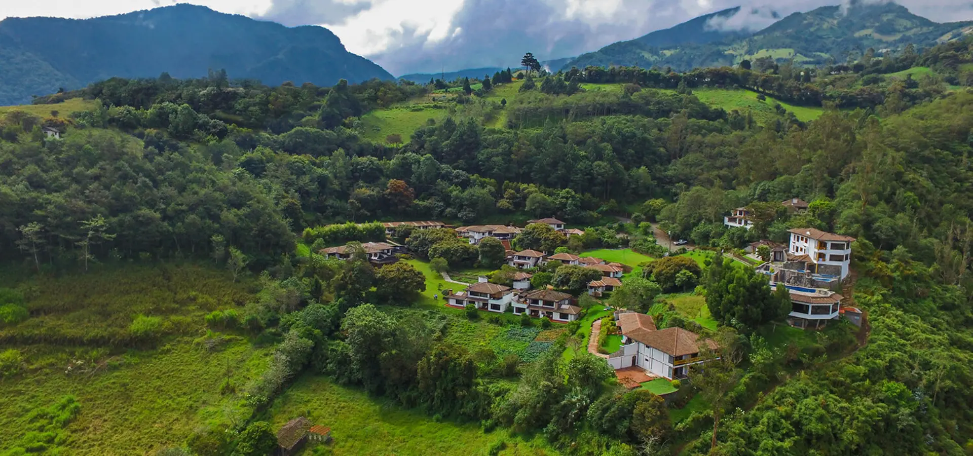 Optfotoaereadelunaruntunhotelenbanosecuadordrone
