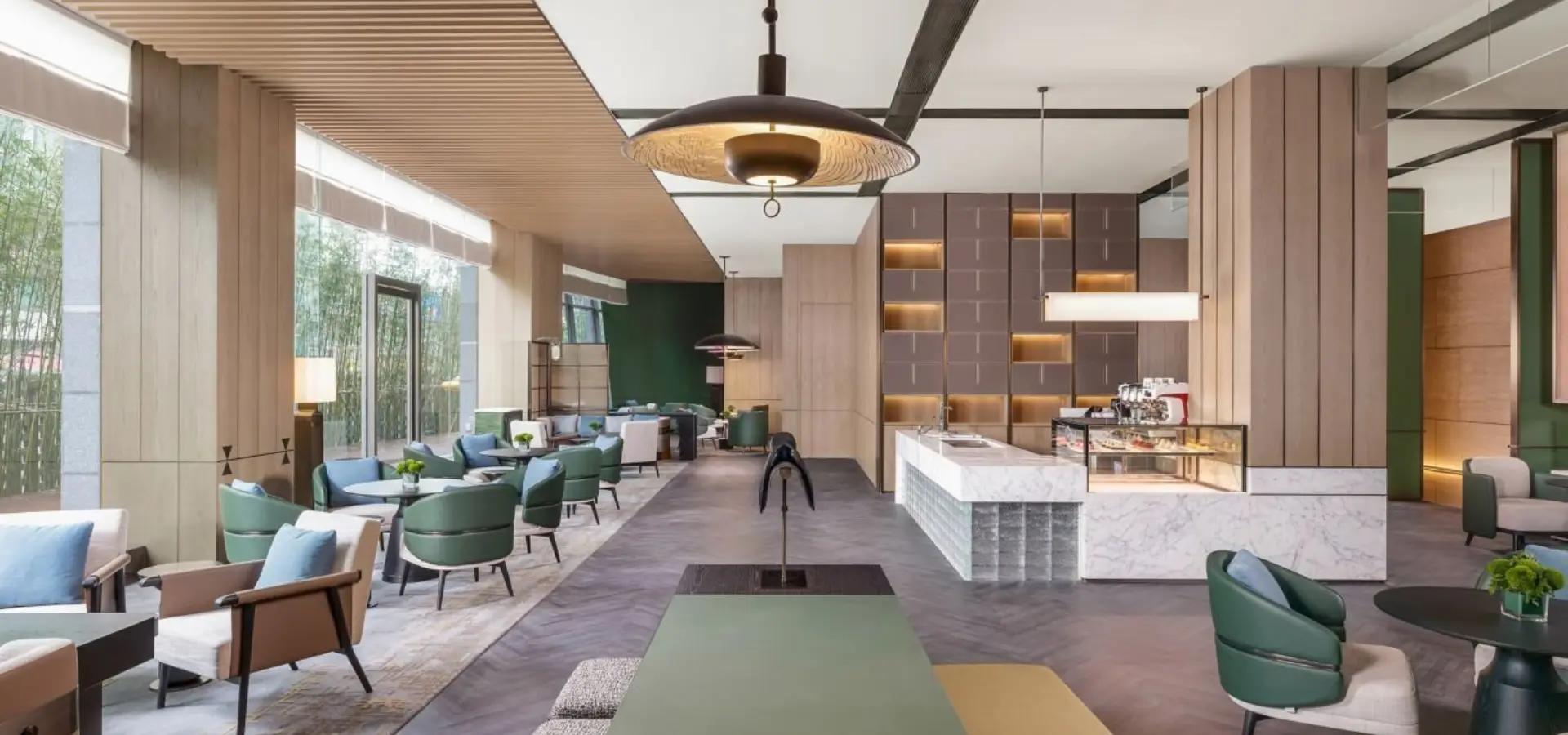 1747652573318 mc lyamc the lounge 35720 Classic Hor