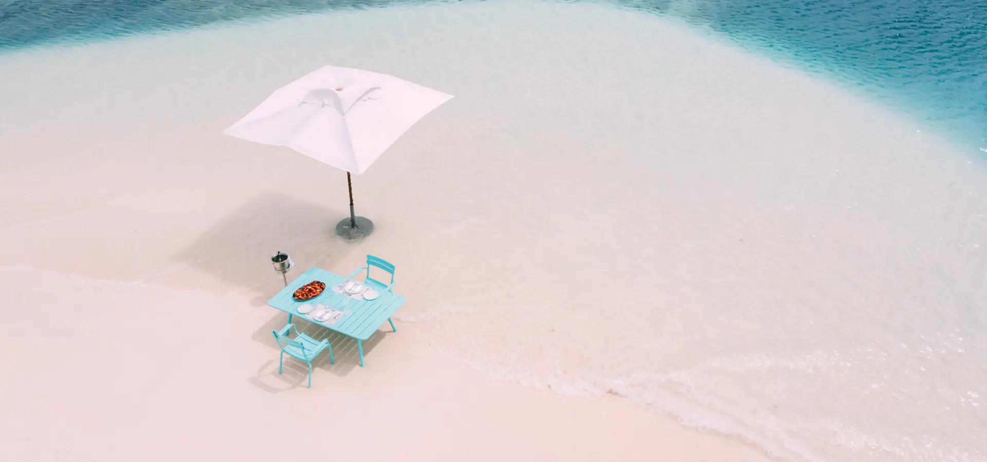 Miavana dining lunch on beach 2500px 021