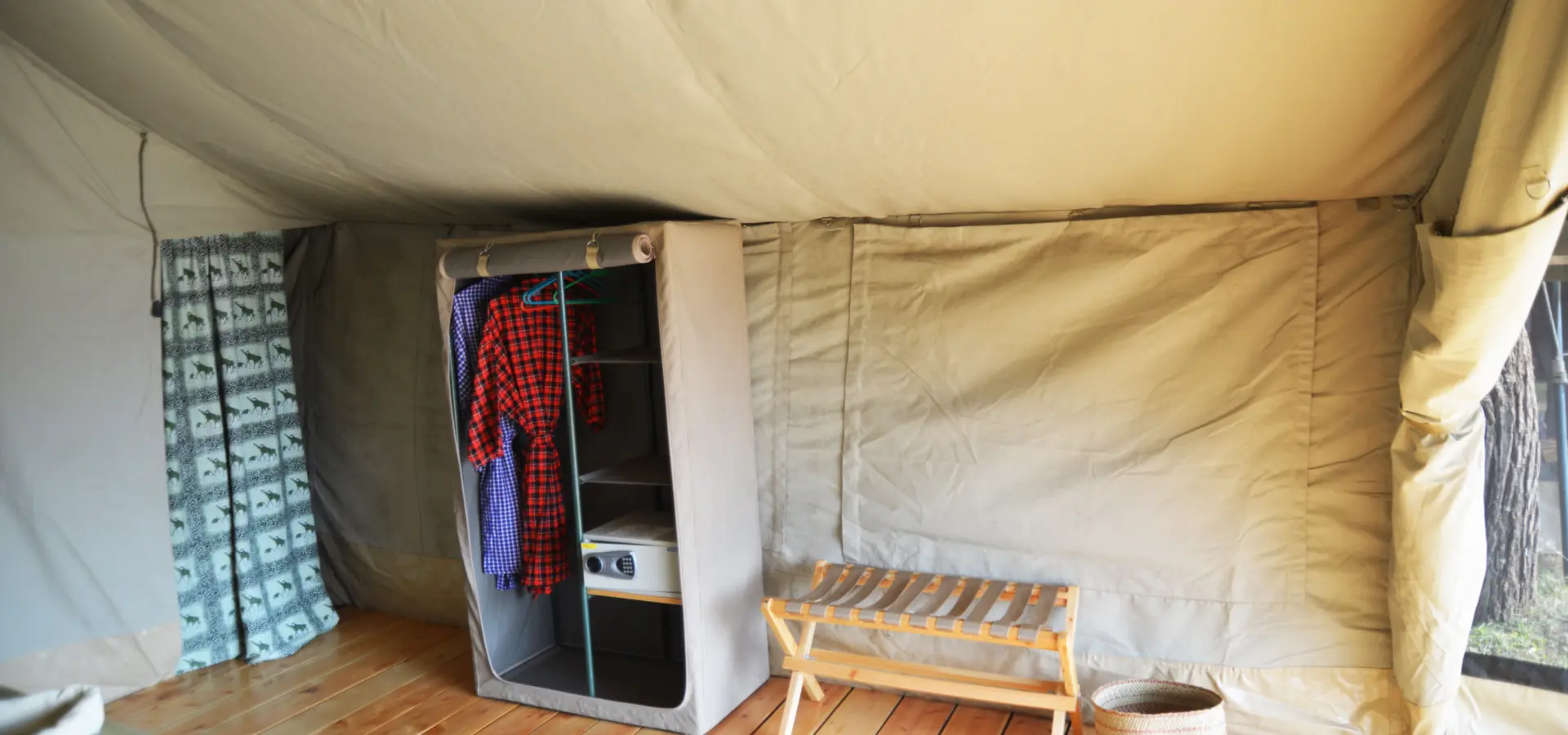 Closet luggage rack2