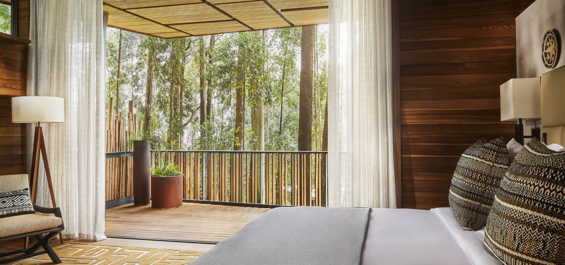 Oo gorillasnest accomodation forest king bedroom 2109 master2