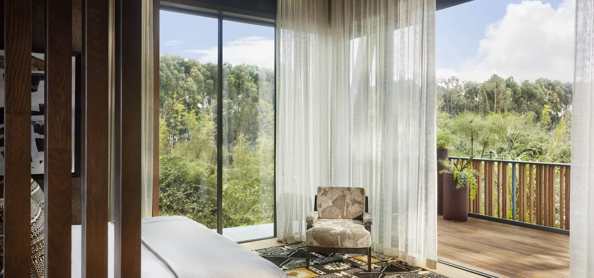 Oo gorillasnest accomodation silverback suite bedroom 6168 master