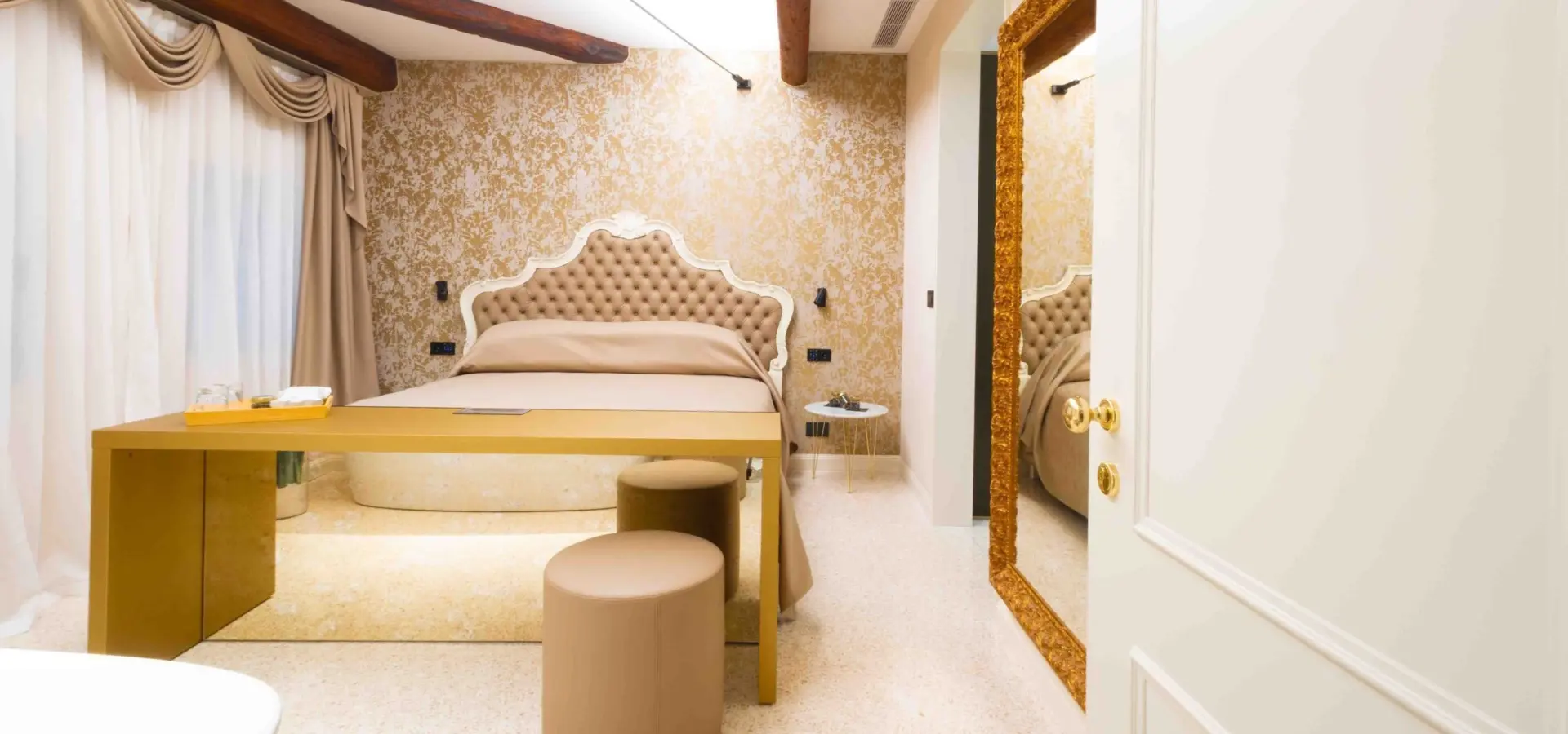 1737044125378 My Venice Romantic room 17 scaled e1720803392939