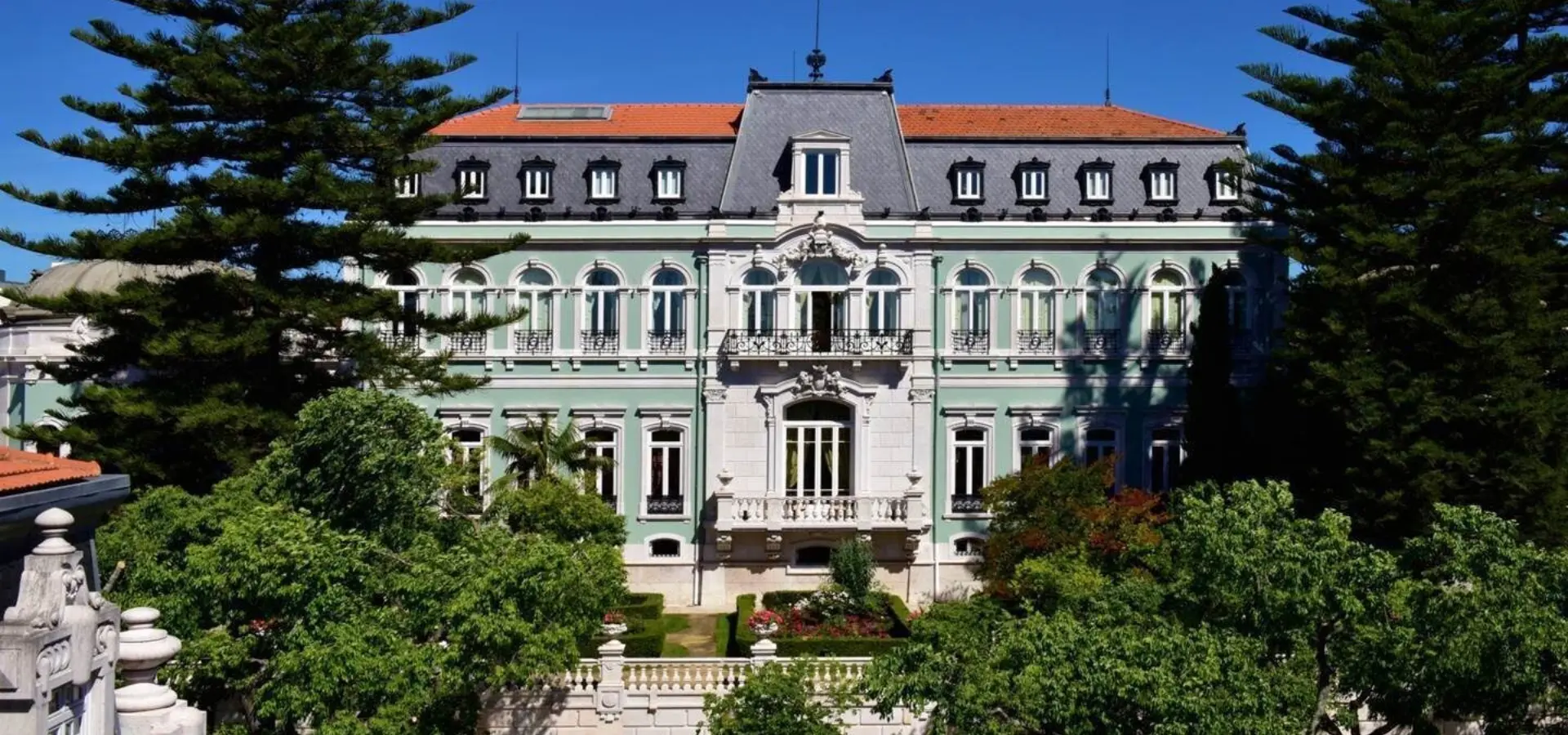 5 star hotel frontage overview