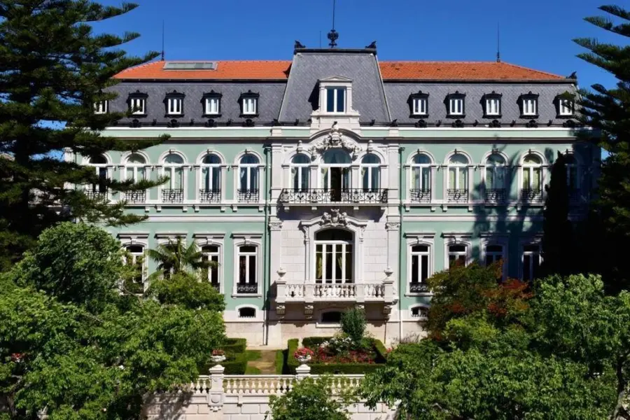 5 star hotel frontage overview