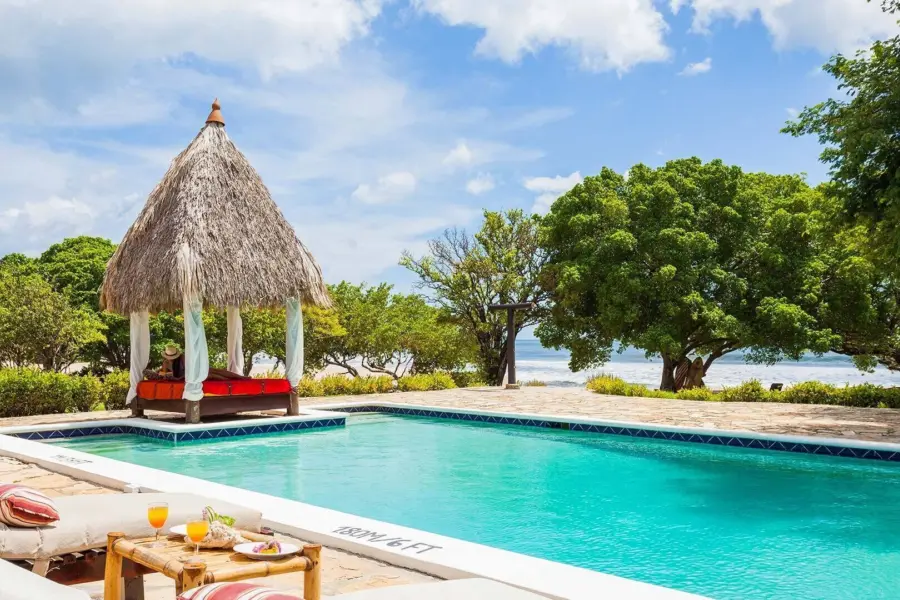 Piscina junto a la playa en nicaragua
