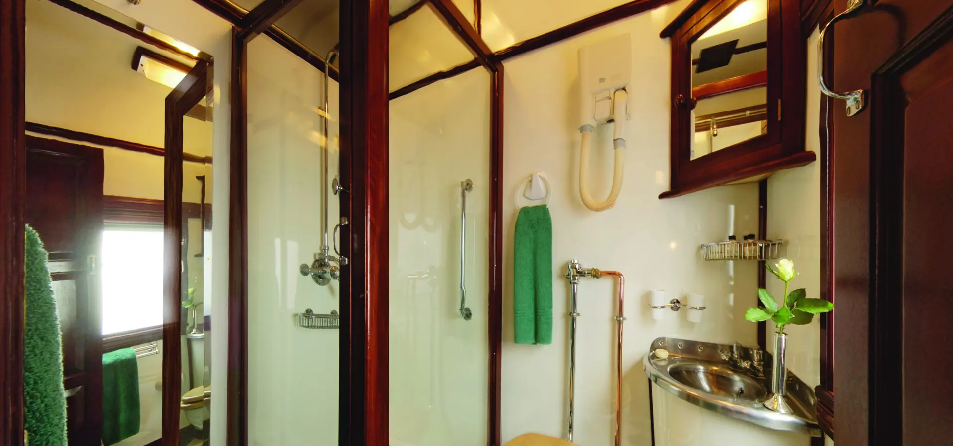 Rvr deluxebathroom hres2