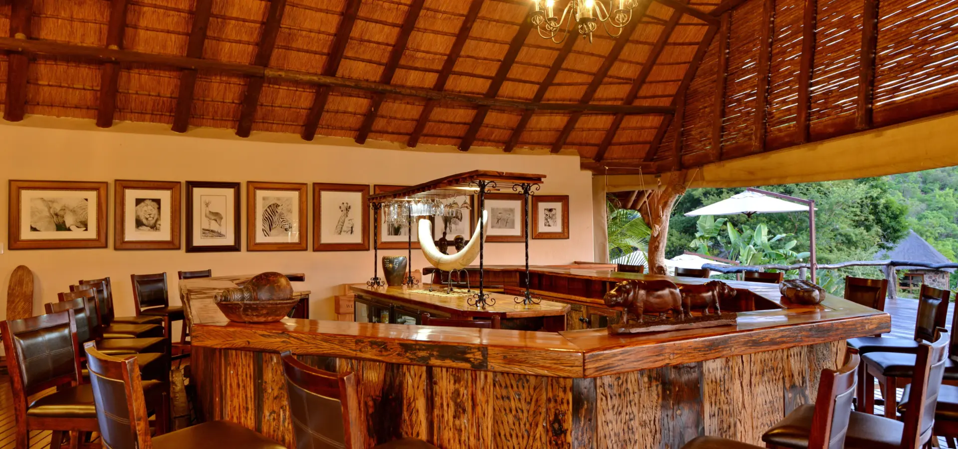 Communal area lounge bar 6