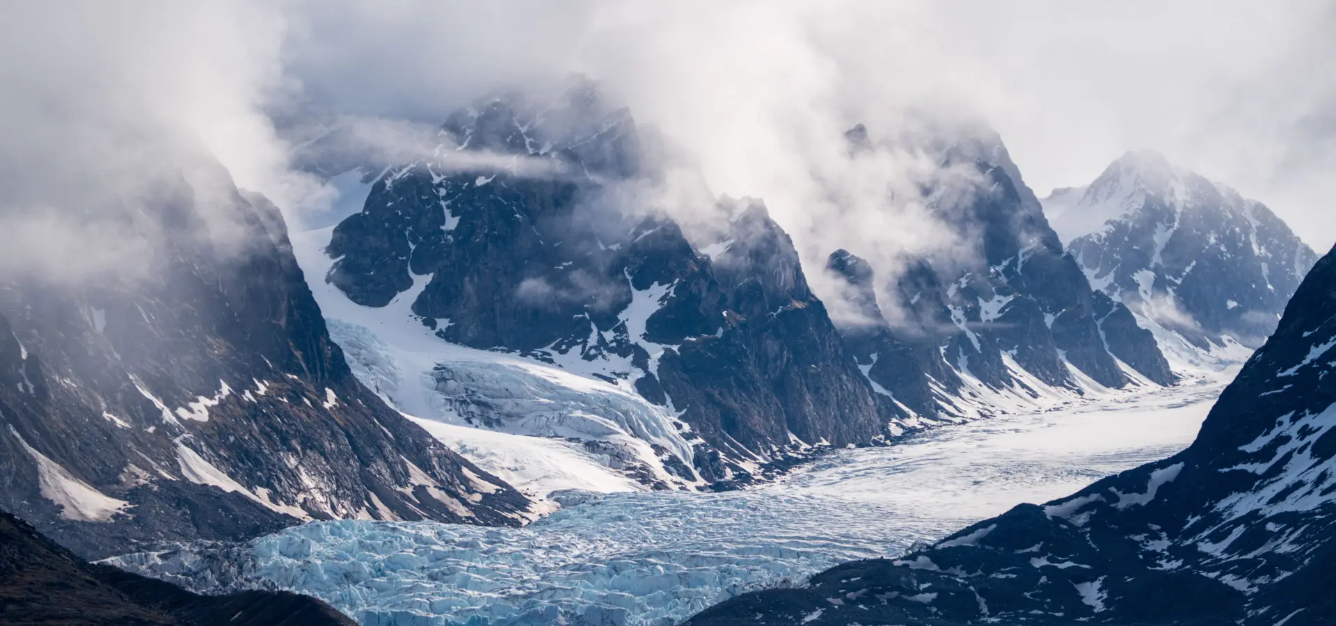 1765372167929no 2005ly280625lloyd hoteljulibuktabreen studioponantyanislasbats