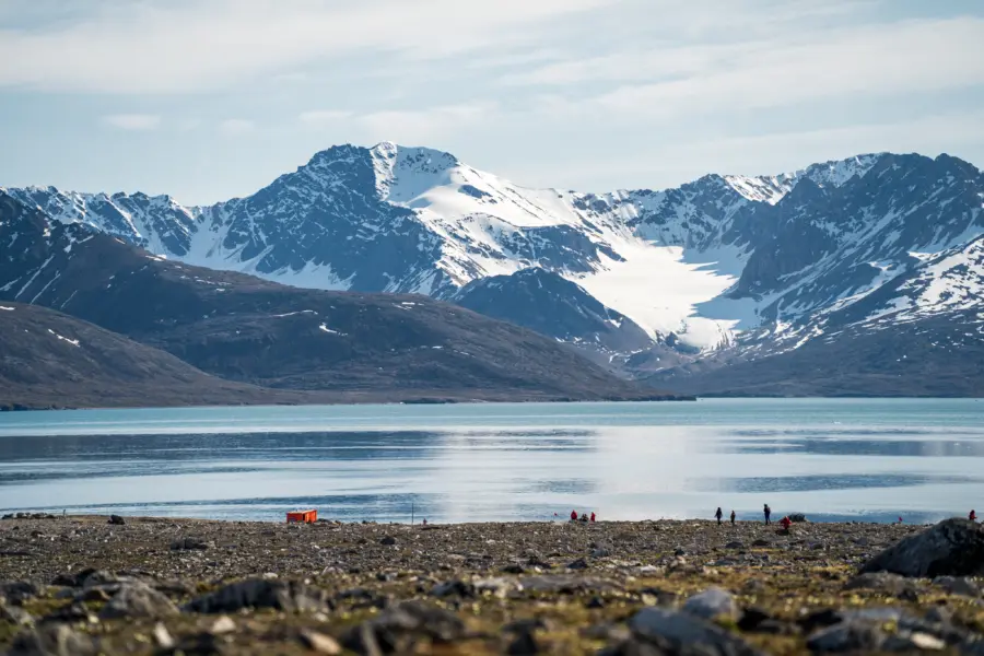 1765372218330no 2025ly280625lloyd hoteljulibuktabreen studioponantyanislasbats