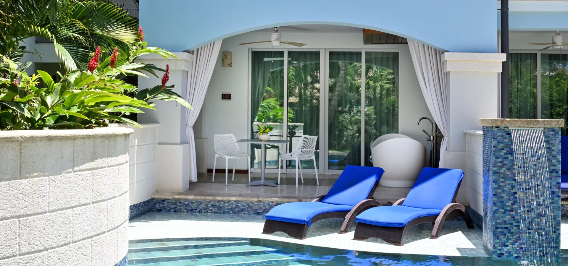 Travel Advisor Asset SBR Room SSUP Pool2 Balcony