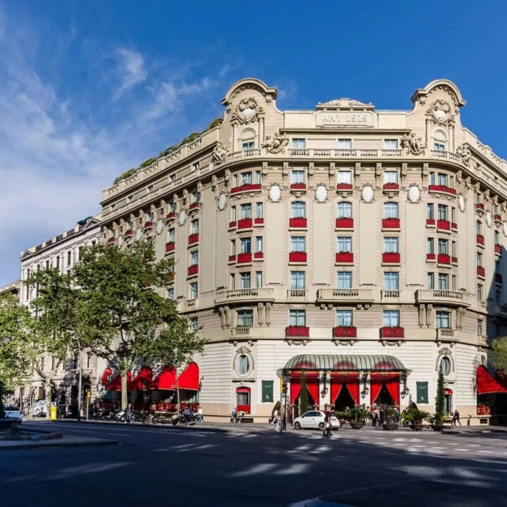 Facade hotel el palace barcelona thigh