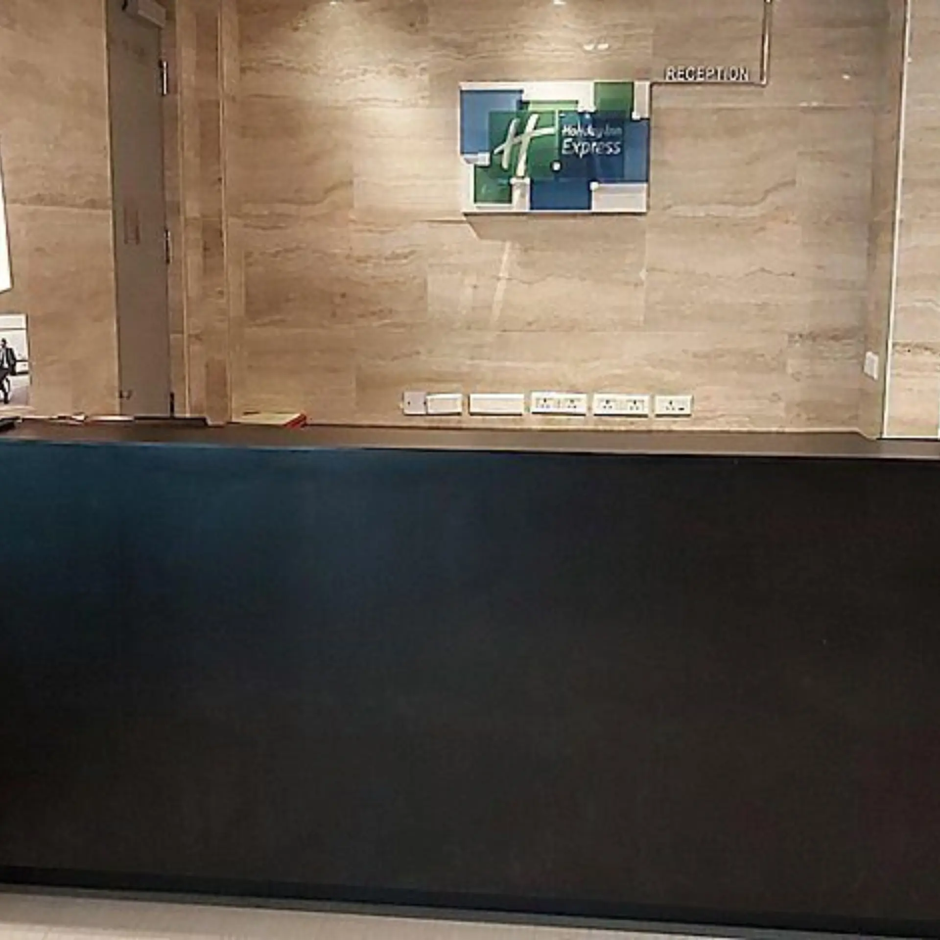 Holiday inn express new delhi 7221652910 2x1