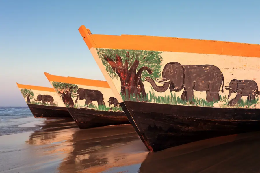 Avila Reizen Malawi Colorful fishing boats at the beach of Cape Maclear Malawi