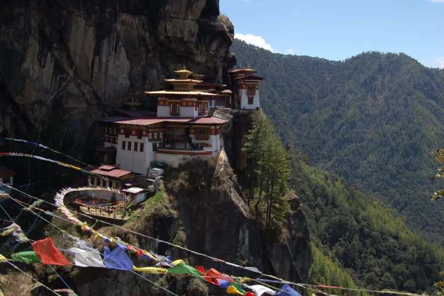 Taktshang met gebedsvlaggen3