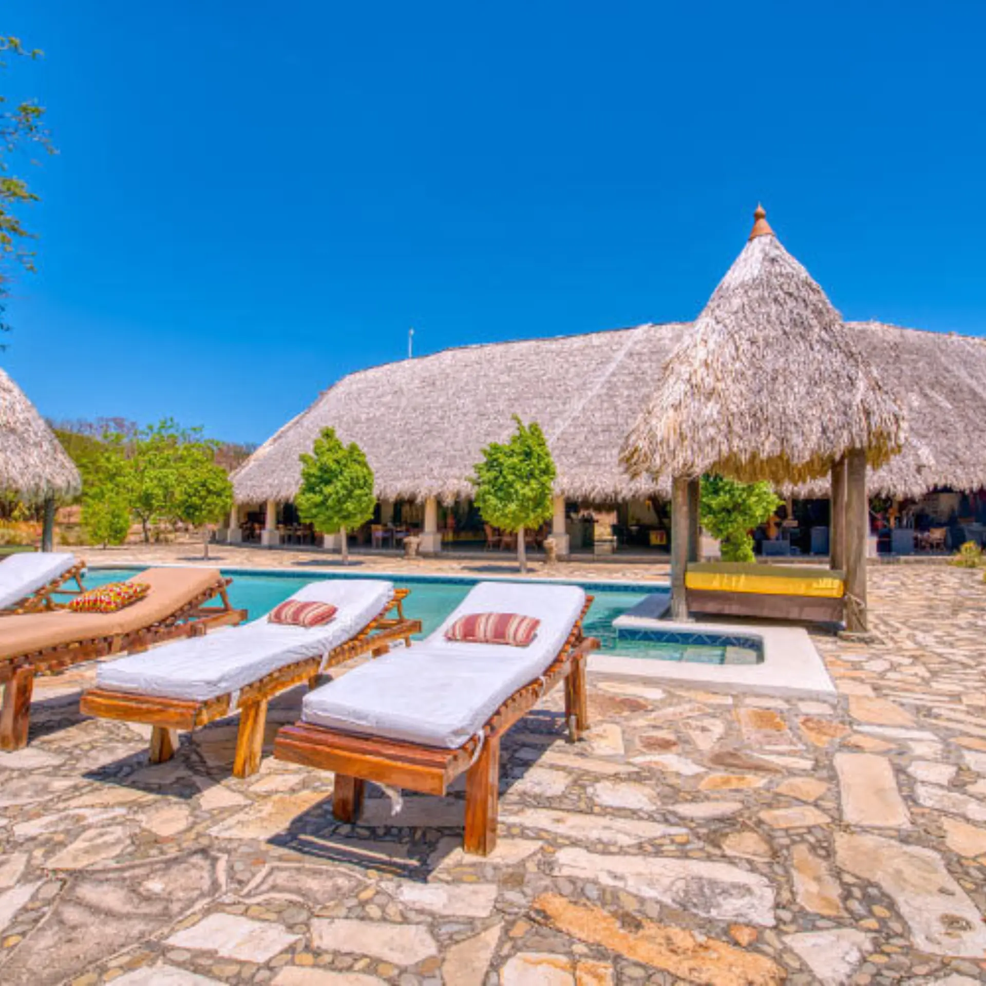 Hotel de playa con piscina en rivas