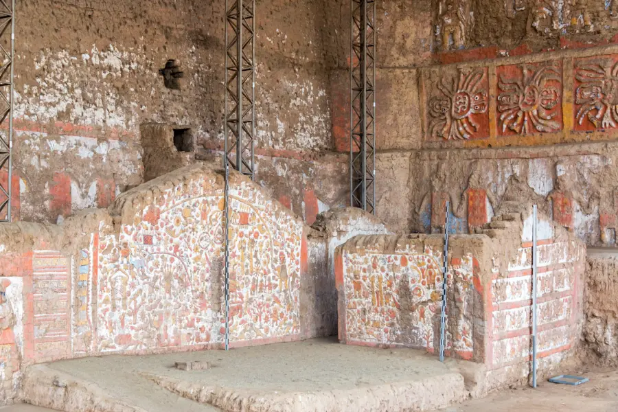 Historische kleurrijke muur huaca de la luna