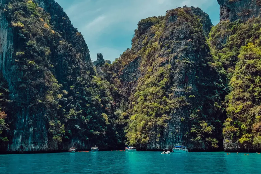 Avila reizen thailand ko phi phi zee met bergen