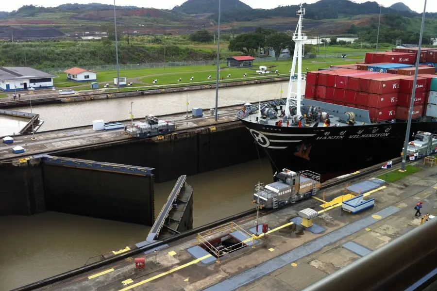Miraflores locks hanjin wilmington entering