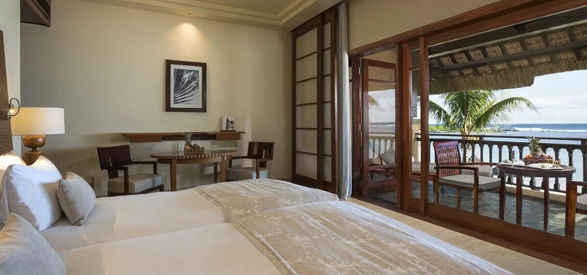 Junior suite oceanfront twin bed