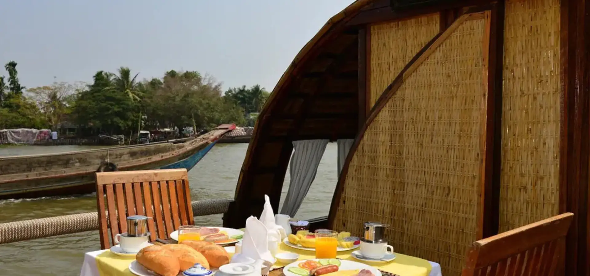 1736151100003 Ban sao cua VC Song Xanh Sampan Breakfast PA 1