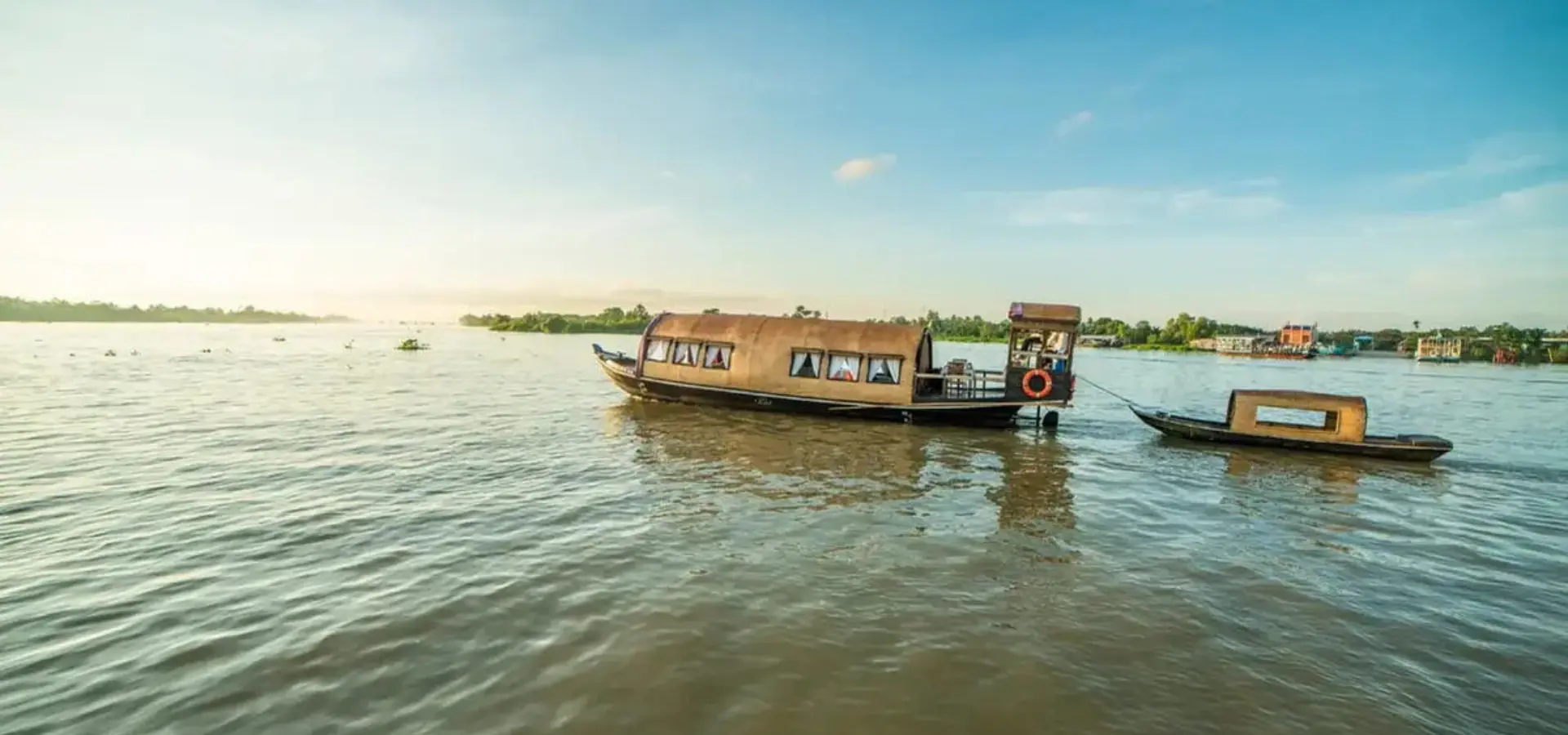 1736151100004 Ban sao cua VC Song Xanh Sampan Mar Com 1