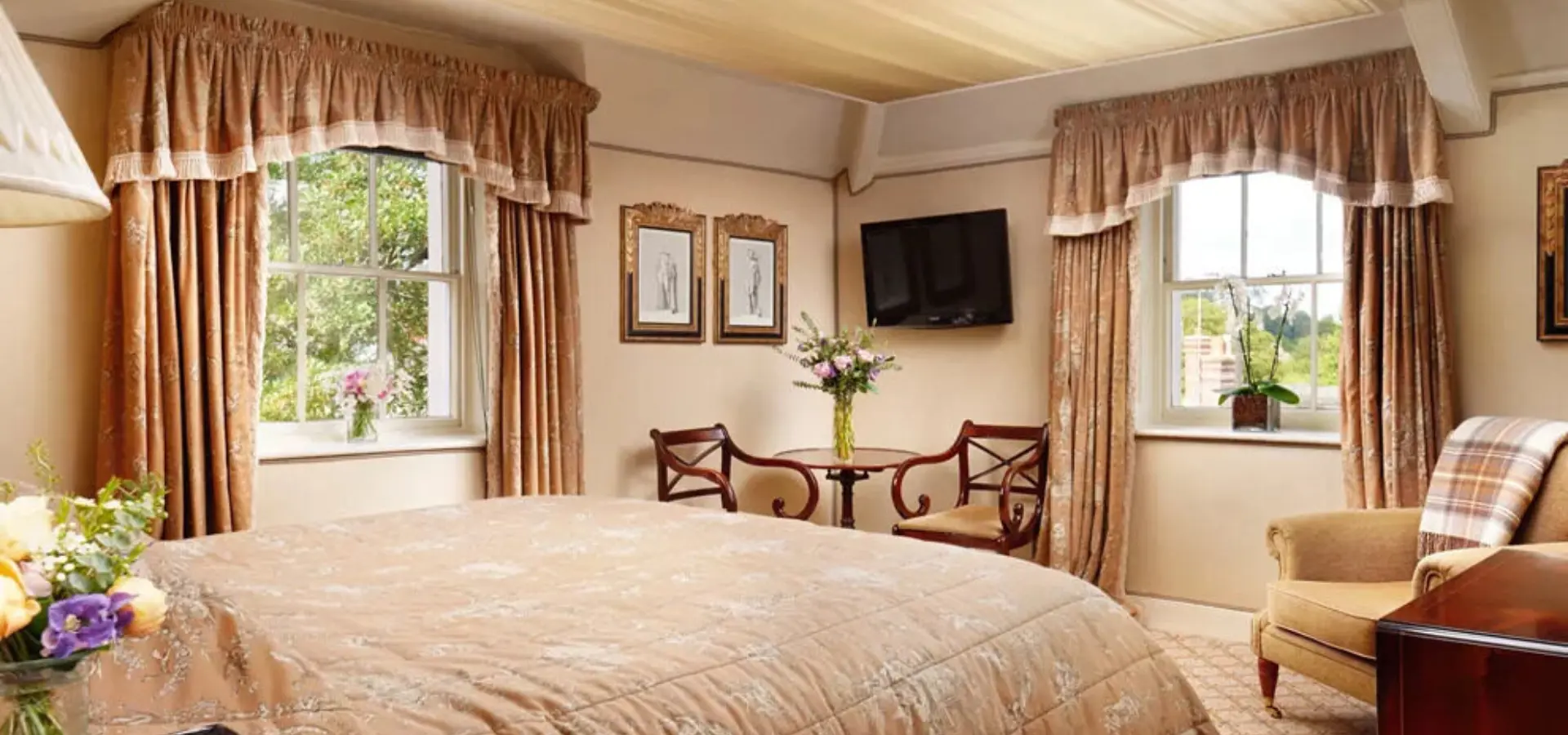 Summer lodge principal room 3