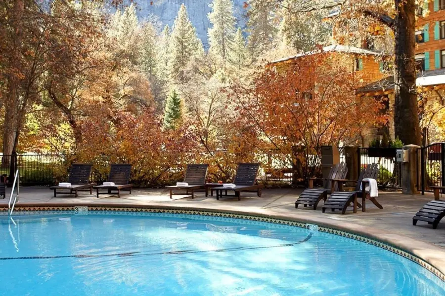 1733926924142 majestic yosemite hotel pool 0022 1000x667