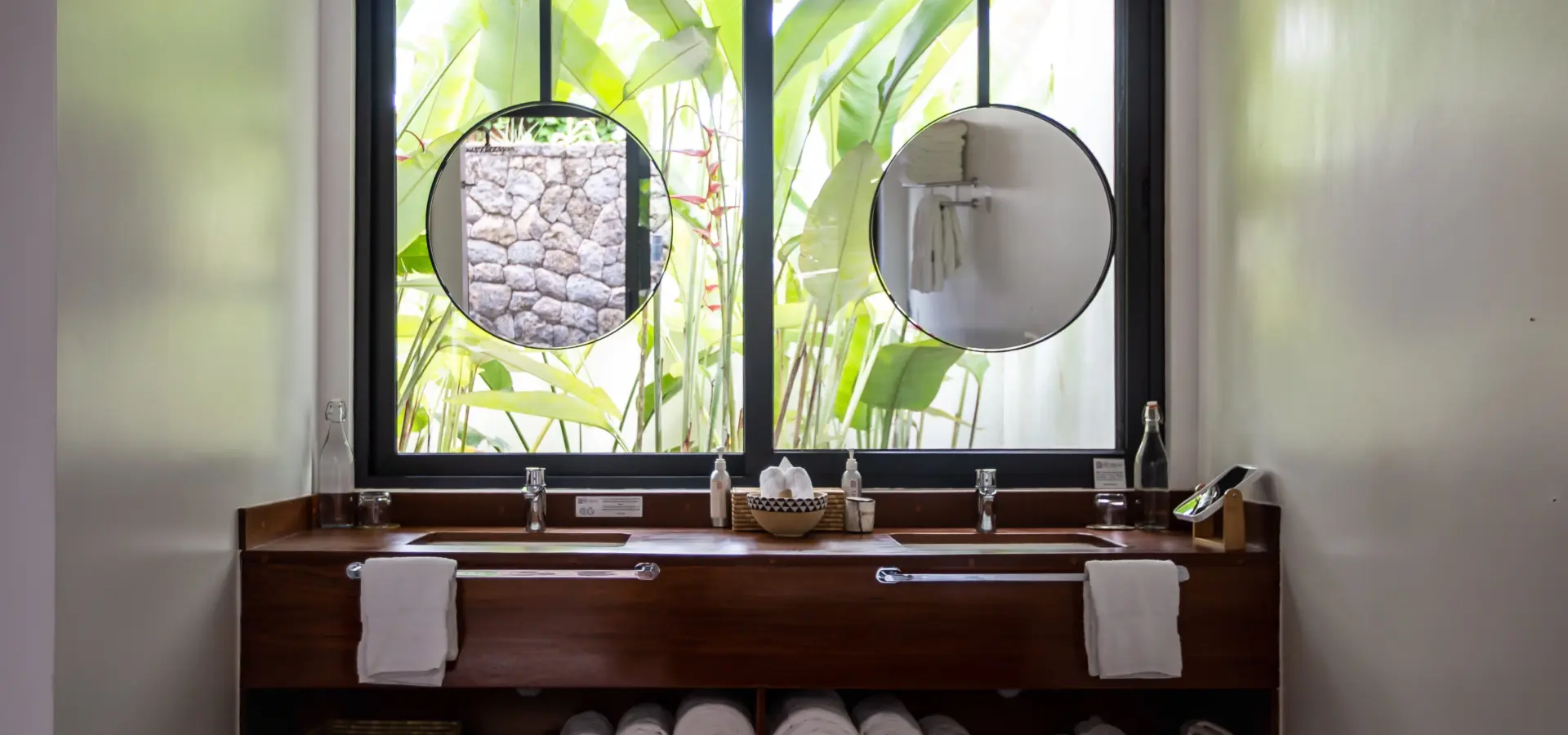 Pool villa sink vanity