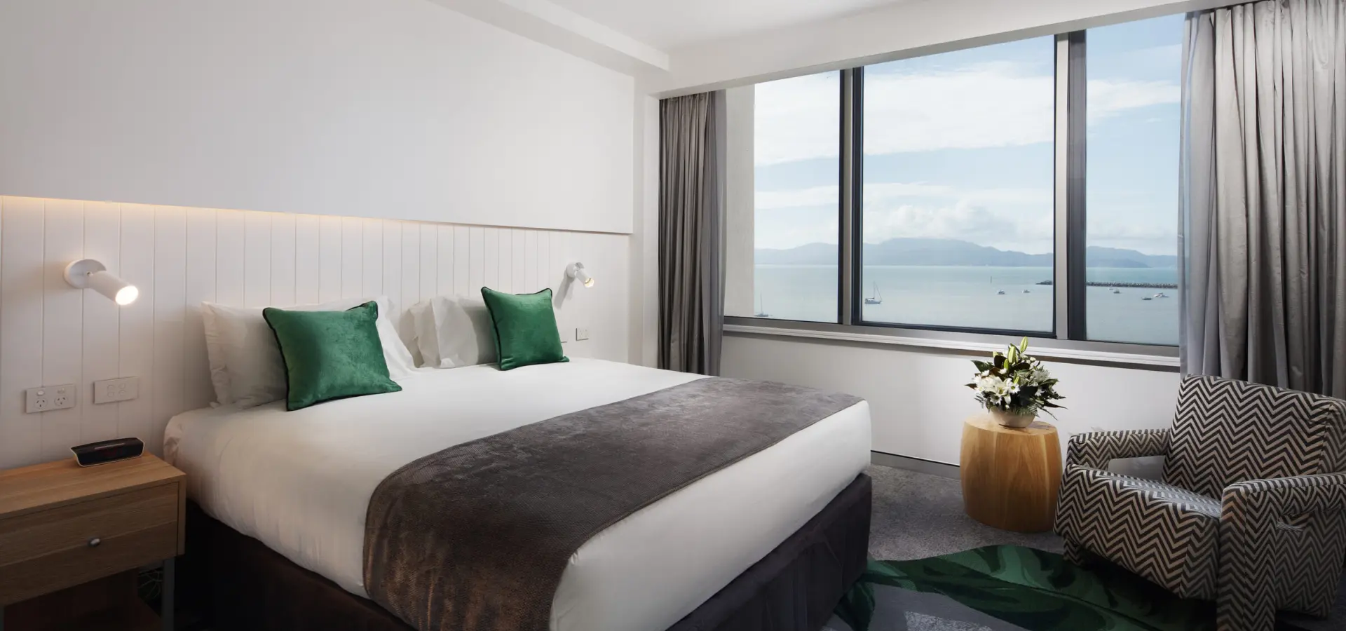 1758038551237resort king ocean view