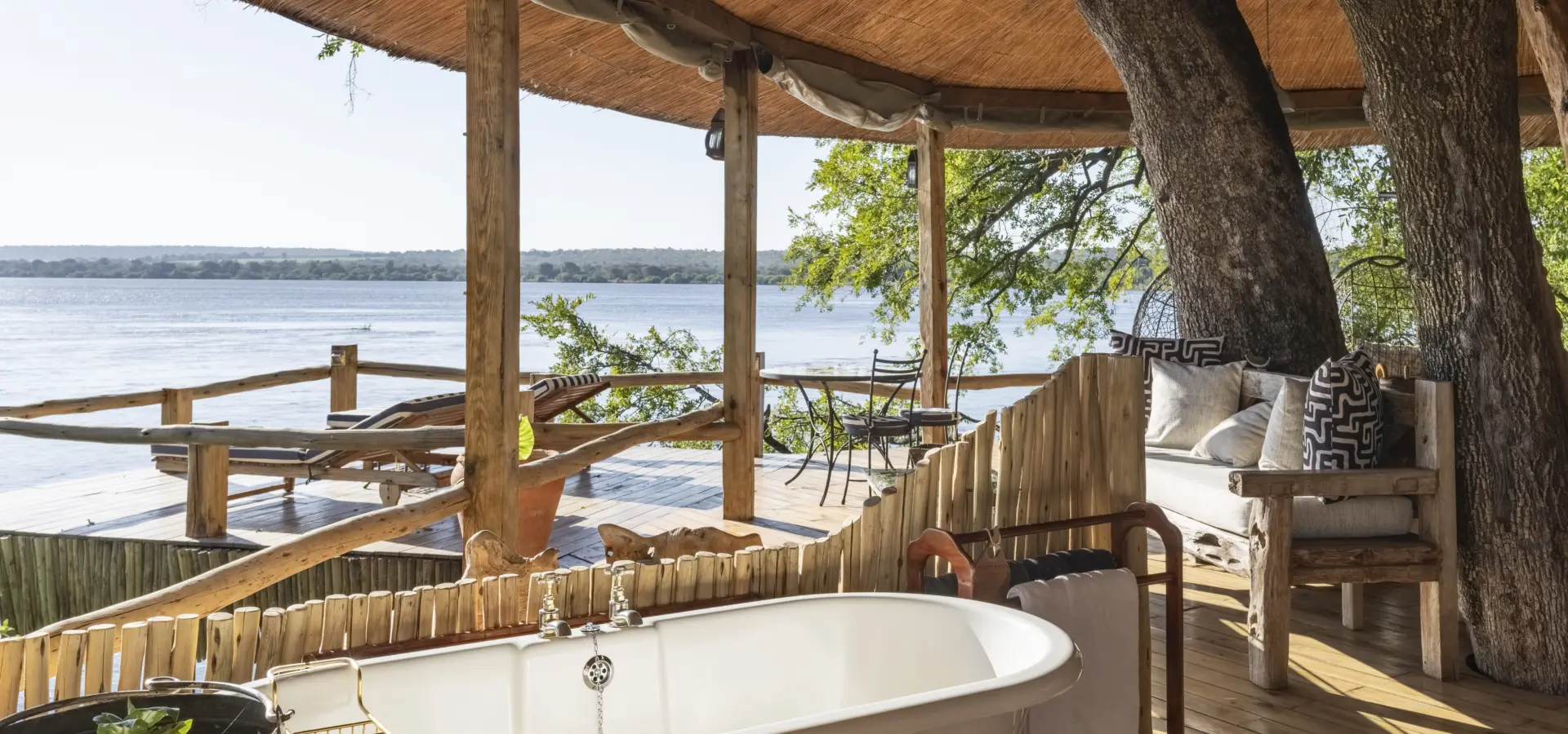Tree house bath and views