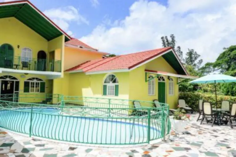 Villa sonate runaway bay 27 400x300