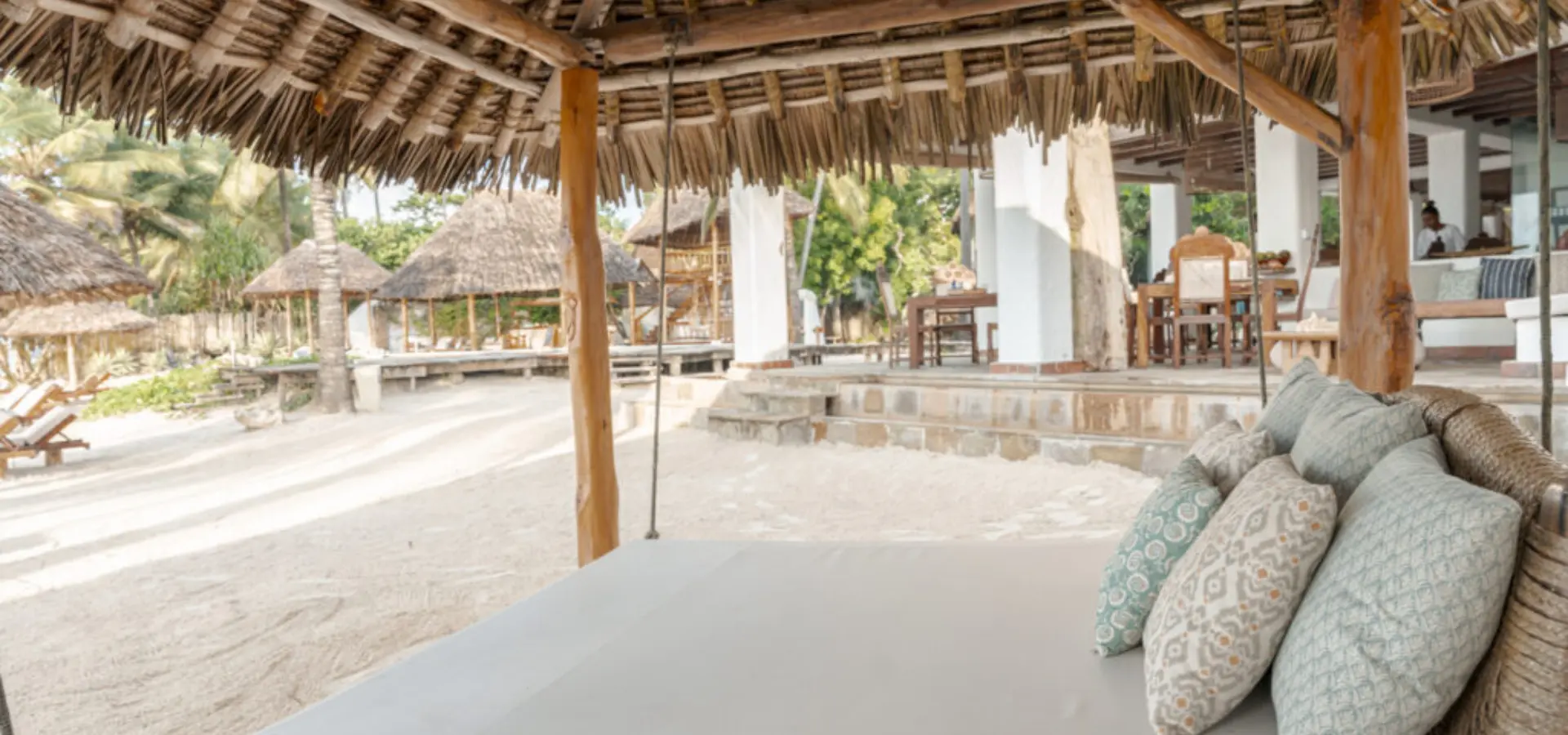 Beachsunbedbig2 1024x683