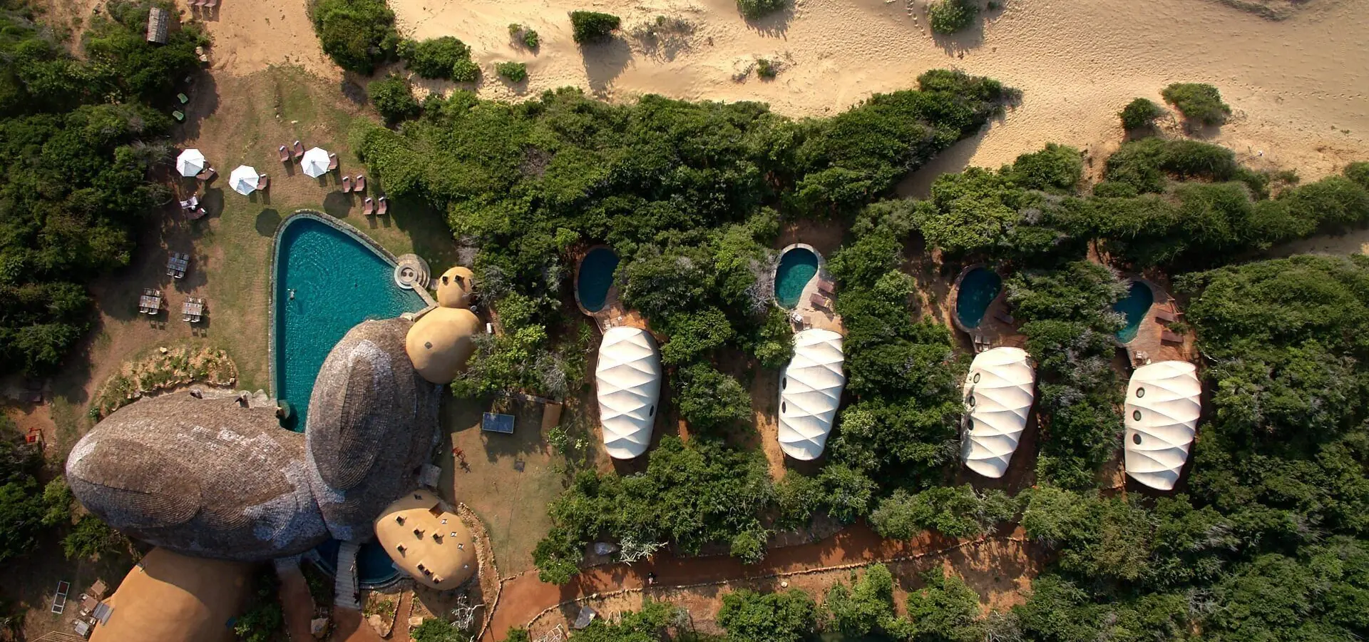 Wild coast tented lodge tenten van boven