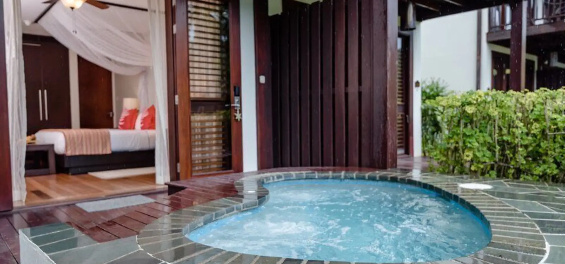 Resort view suite with hot tub 08 jpg 800x800 q85 subsampling 2